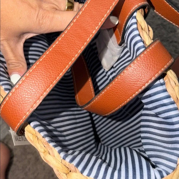 Woven Straw Tote Bag with Brown Accents NWT - Picture 3 of 4